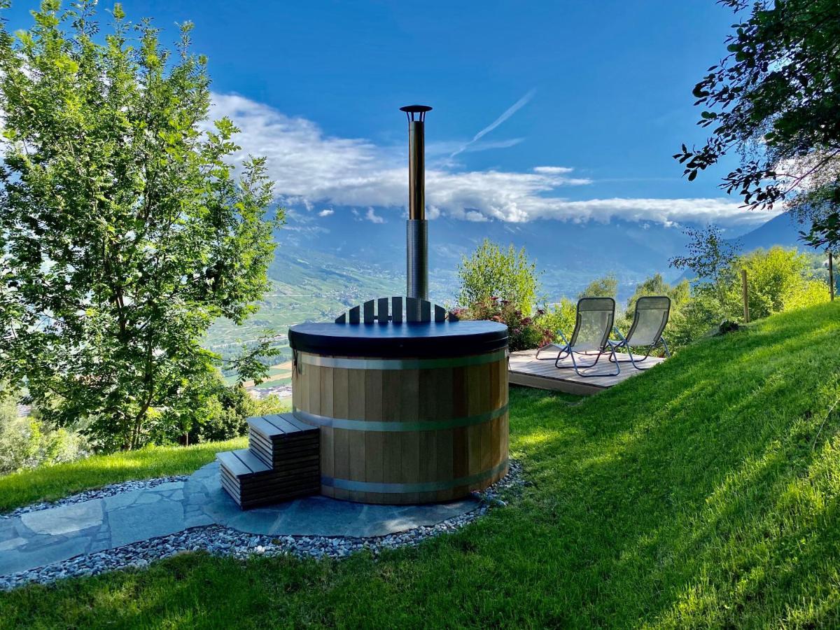 Eco Lodge With Jacuzzi And View In The Swiss Alps Grone Экстерьер фото